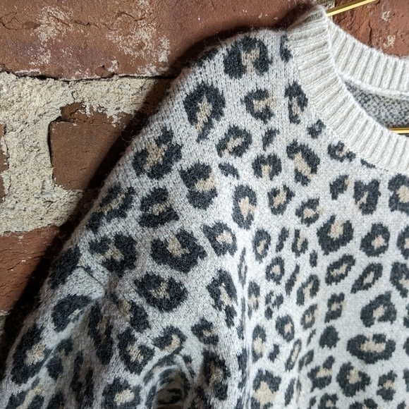 Gap Medium Off White & Black Leopard Print Crew Neck Pullover Sweater - Picture 4 of 8